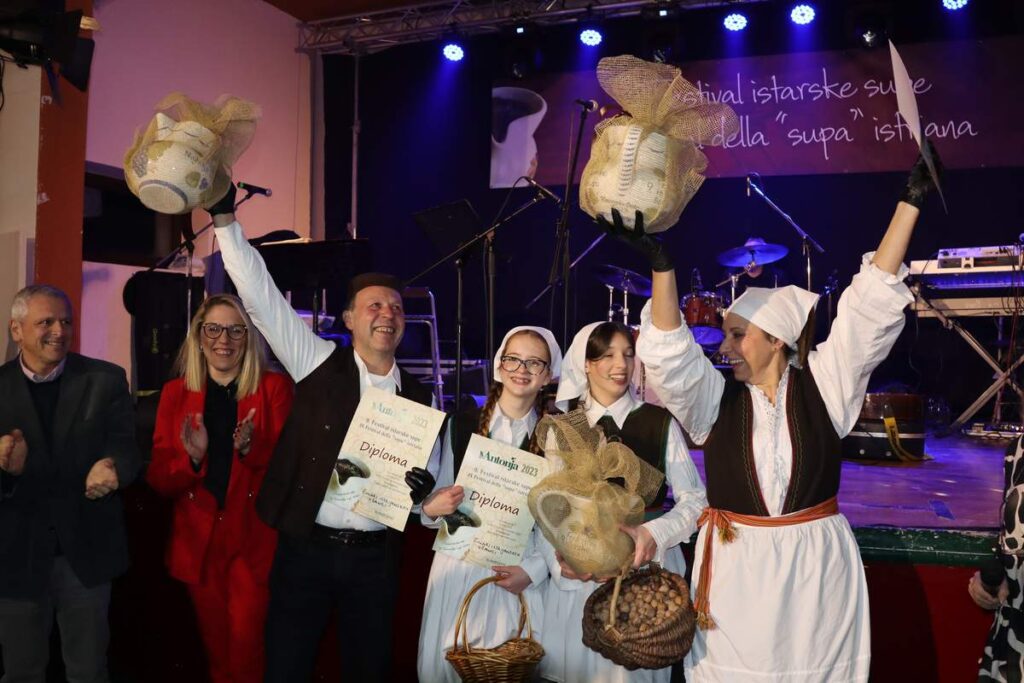 Žminjski ‘Čuvari istrijanskeh užanci’ briljirali na 9. Festivalu istarske supe u Rovinjskom Selu